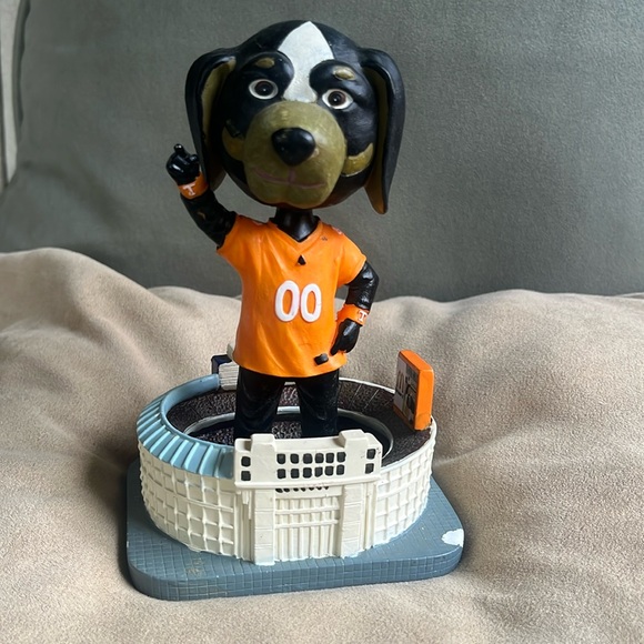 Official 2004 Tennessee bobble head Smoky